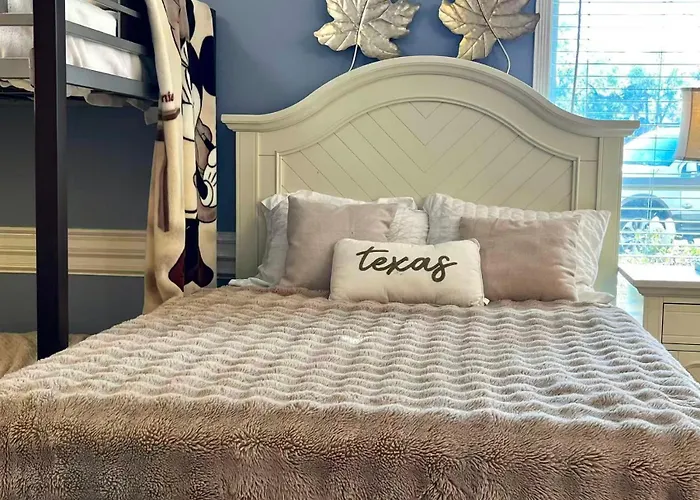 Beautiful Traditional Home*Modern Updates*Guest Suite B