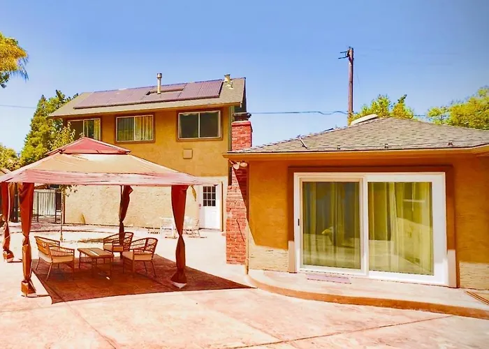 5 Bedroom House In Prestigious Neighborhood!