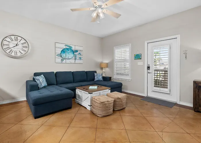 Sunny Townhome W/ Pool Access ~ 1 Mi To Beach