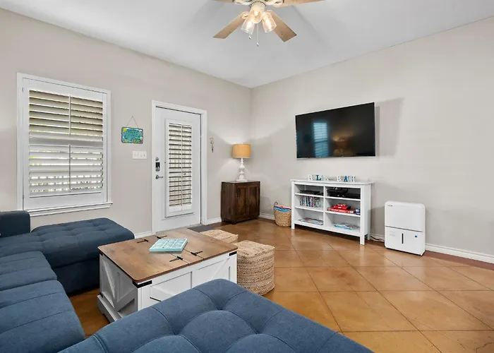 Sunny Townhome W/ Pool Access ~ 1 Mi To Beach