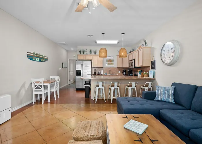 Sunny Townhome W/ Pool Access ~ 1 Mi To Beach