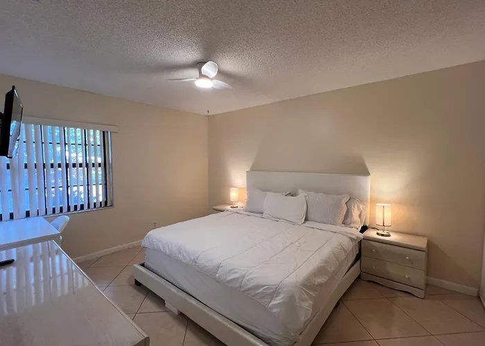 Entire Single Family Home 3 Bed 2 Bath In Water Front Big Cozy Back Yard View