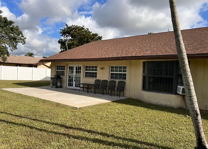 Entire Single Family Home 3 Bed 2 Bath In Water Front Big Cozy Back Yard View