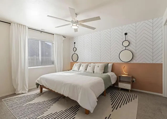 Modern Comfort Caldwell 3B2B Home Sleeps 8!