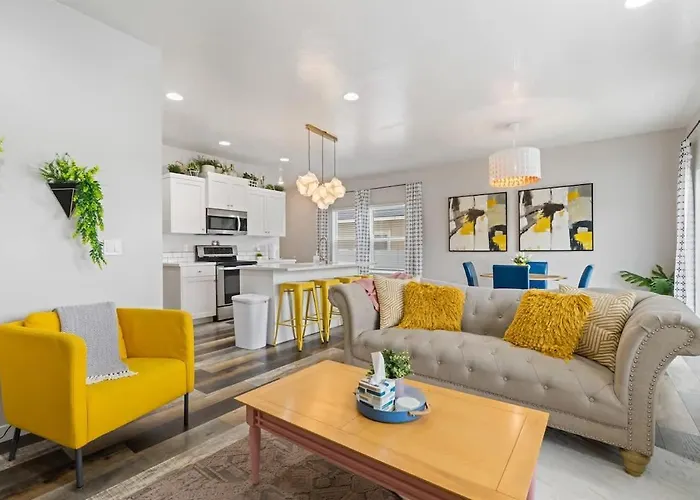 Deco Townhouse - 3 Bedroom 2 Story Private Home