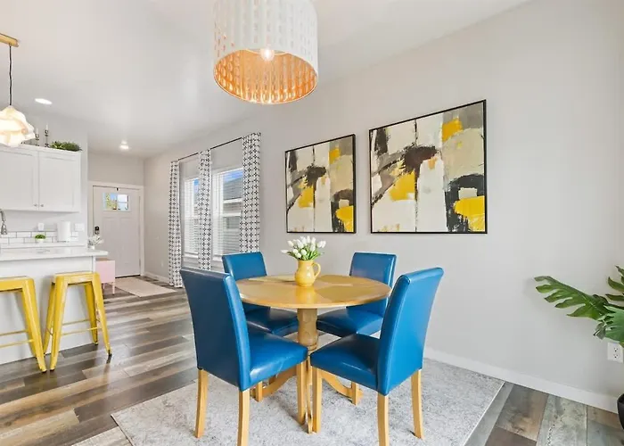 Deco Townhouse - 3 Bedroom 2 Story Private Home