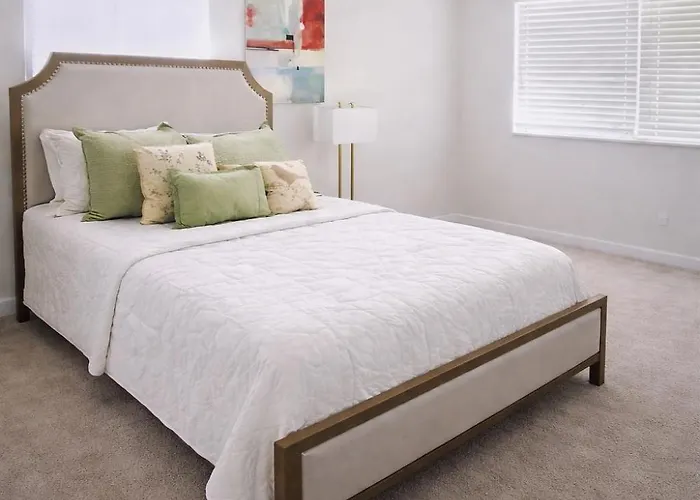 Stylish Home With Fenced Yard Dog Friendly