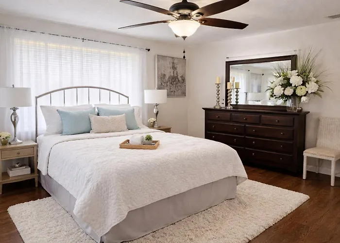 Stylish Home With Fenced Yard Dog Friendly