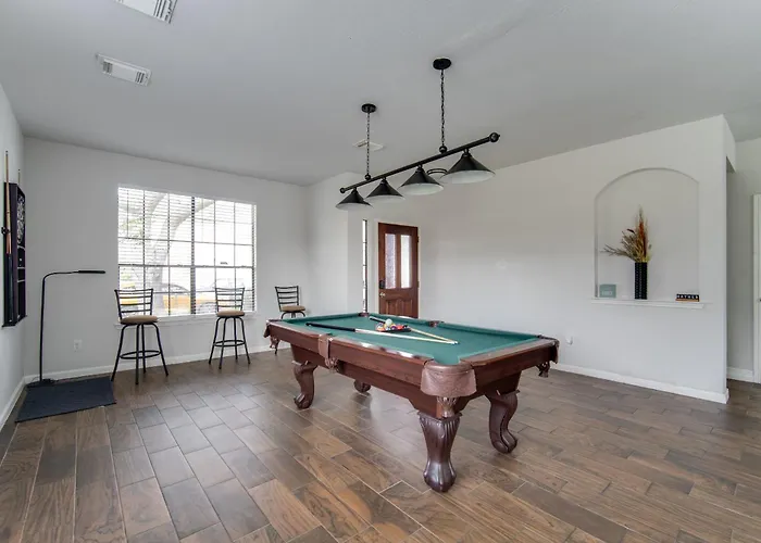 Fabulous & Stylish 4Br W Pool Table And Space To Chill