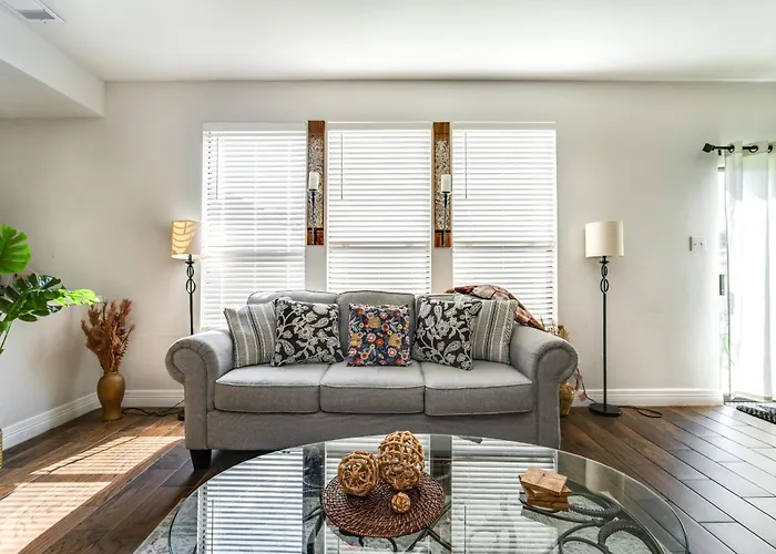 Fabulous & Stylish 4Br W Pool Table And Space To Chill