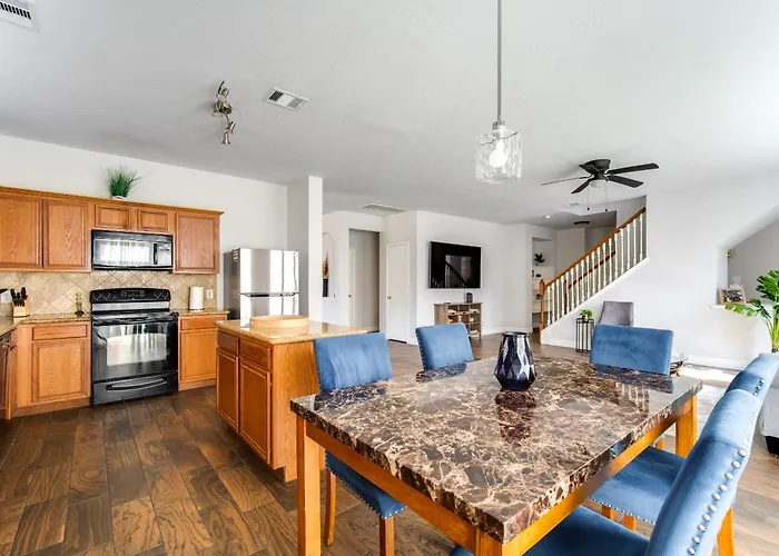 Fabulous & Stylish 4Br W Pool Table And Space To Chill