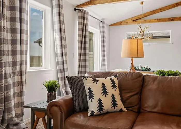 Modern Cabin Vibes, Vaulted Ceilings, Sleeps 8!