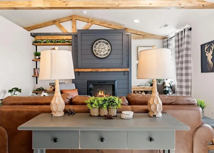 Modern Cabin Vibes, Vaulted Ceilings, Sleeps 8!