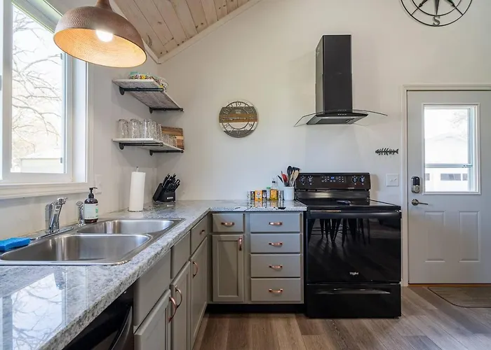 Walk To Lake Erie Renovated 2Br Huron Home Near Cedar Point & Kalahari