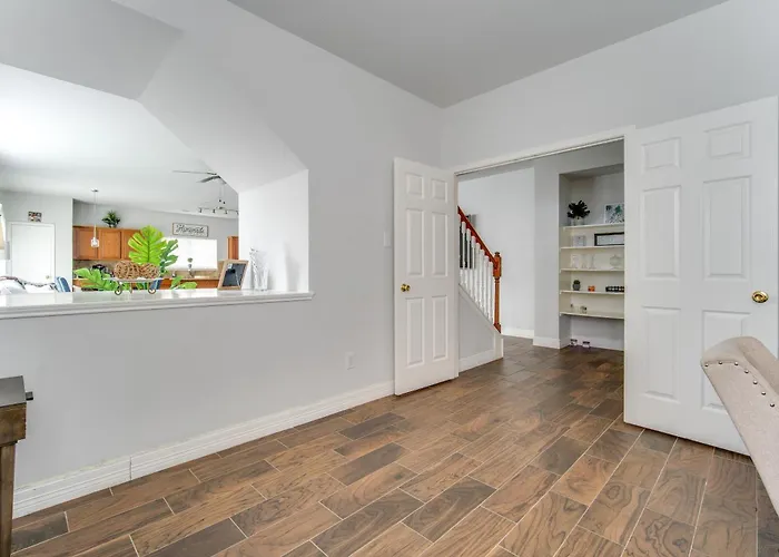 Fabulous & Stylish 4Br W Pool Table And Space To Chill