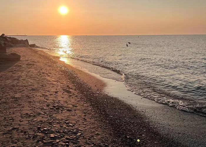 Recharge & Reconnect Vermilion Cottage, Beach 5 Min, Cedar Point 30 Min