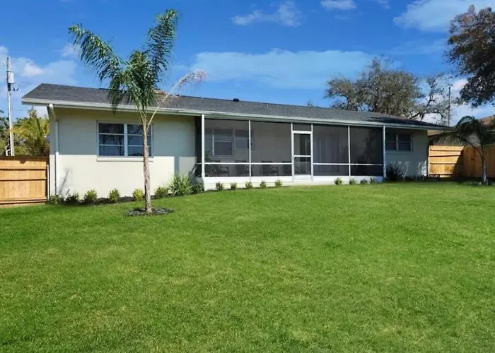 Stylish Home With Fenced Yard Dog Friendly