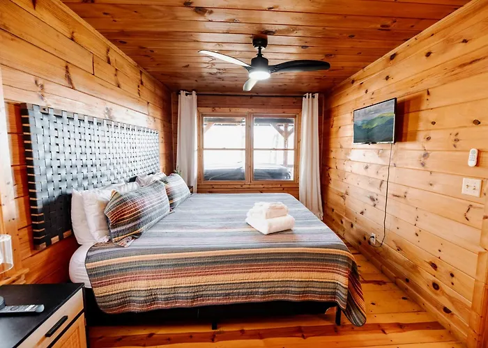 Fall Colors, Cozy Nights Hot Tub, Firepit, Mountain Views & 2 King Suites