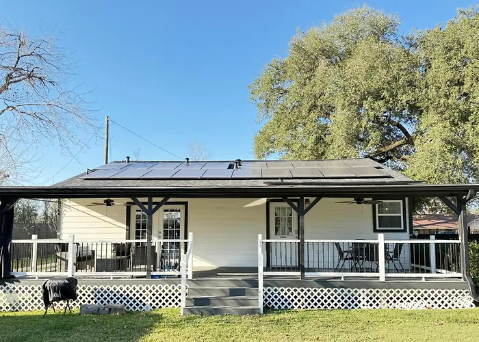 2 Bed 2 Bath Modern Farmhouse In Old Town Spring