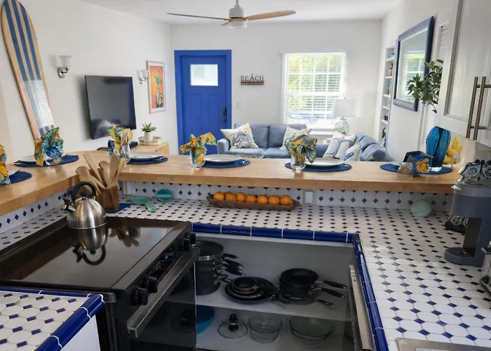 The Peacock Bungalow- Heated Pool & Jacuzzi- 5 Min To Beach!