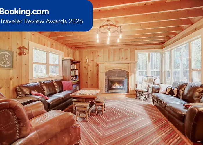 Spacious Classic Cabin Retreat- Near Lassen
