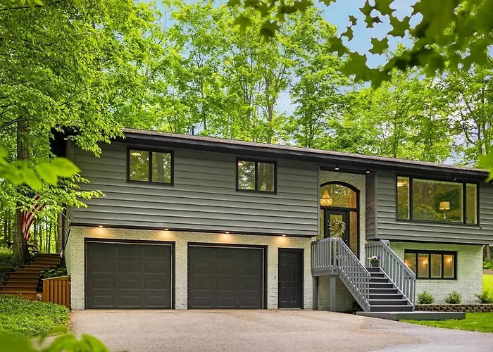 Private & Convenient-Hot Tub-Fire Pit-Game Room!