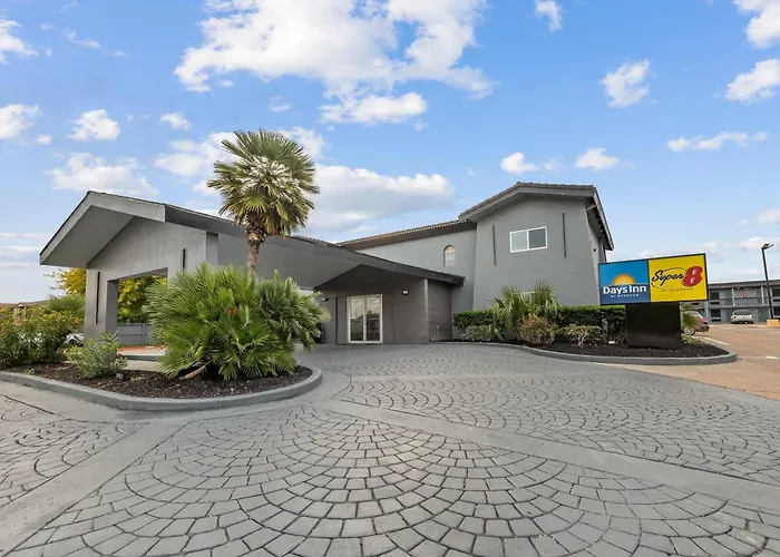 Super 8 By Wyndham Texas City - Galveston Area