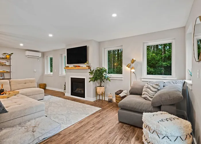 Modern Gem On 15 Acres, 5 Mi To Old Orchard Beach!