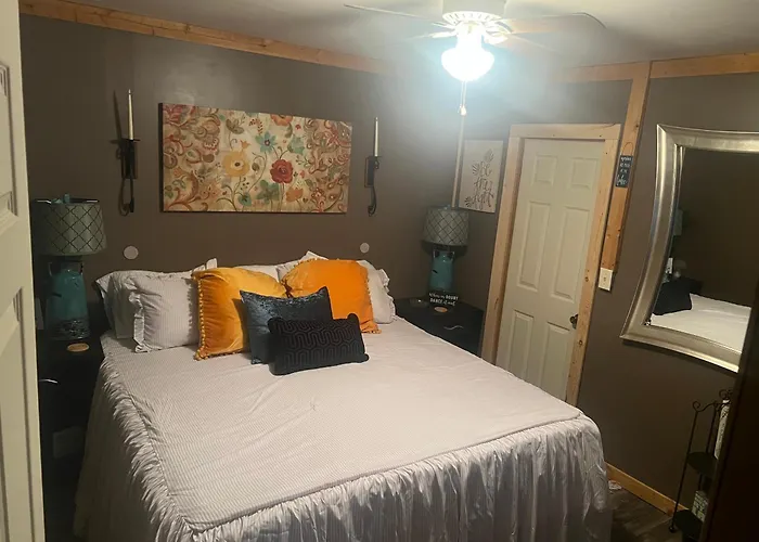 Country Cottage Lake Cumberland King Bed