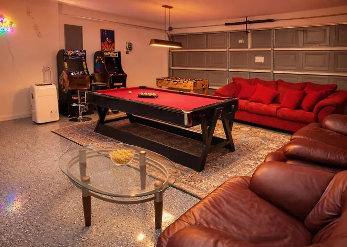 FUN Retro Arcade Villa - Pool&Spa, Arcades, Billiards,BBQ Gazebo Lounge, 10 Mins Strip