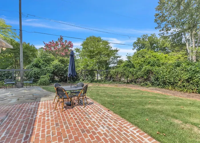Newly Renovated Carriage House