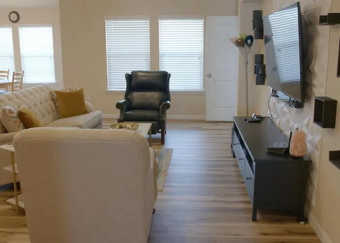 Stylish 3 Bedroom Retreat Near Downtown And Outlet