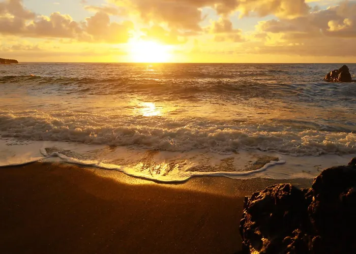 Kehena Black Sand Beach House - Ocean View Swim Spa