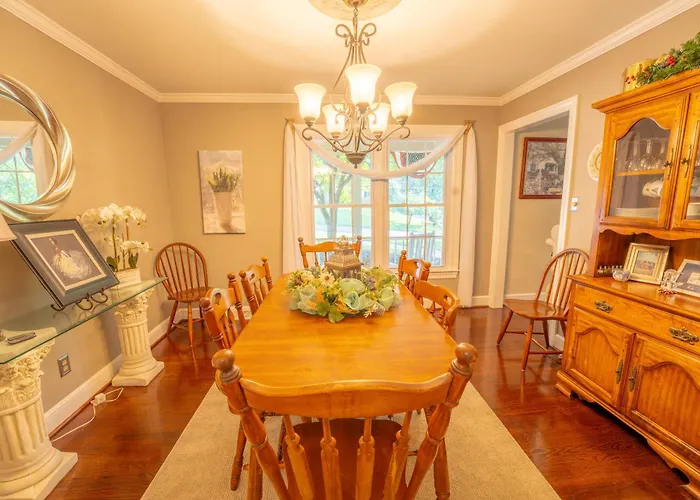 Martinsville Gem - Fireplace, Pets, Near The Park