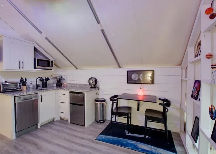 Beautiful Tented Cabin Surrounded By Nature And Hot-Tub Provided In Scottsboro, Alabama