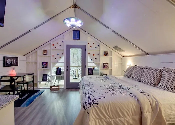Beautiful Tented Cabin Surrounded By Nature And Hot-Tub Provided In Scottsboro, Alabama