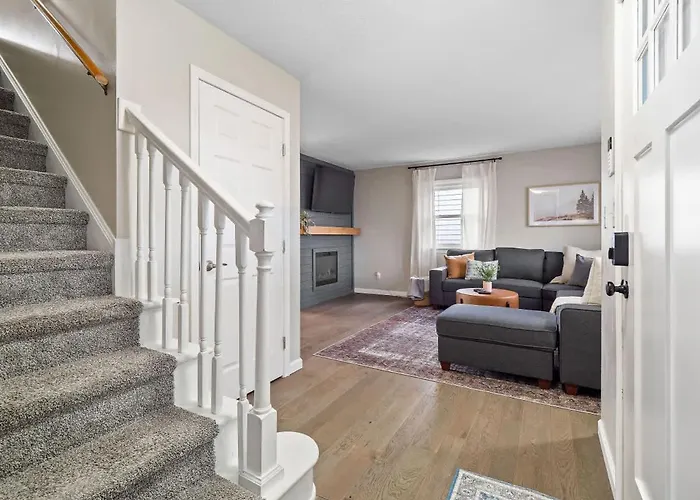 Vermilion Retreat With Game Room, Hot Tub And Across From Community Pool