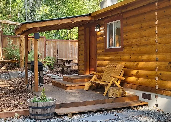 Knotty Shack- Unique Tiny Log Cabin With Hot Tub