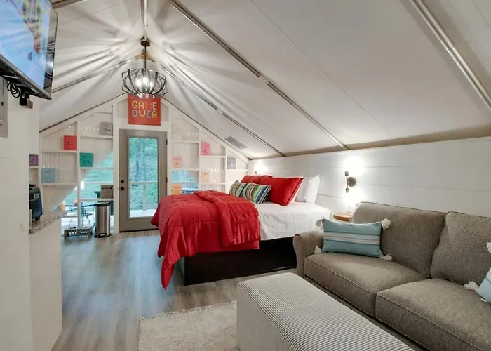 Lovely Glamping Tent With Amazing Equipped Indoor And Outdoor In Alabama
