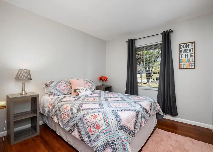Ashwood Arbor 6 Bed 3 Bath Sleeps 13