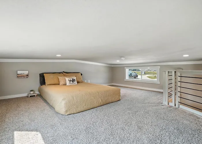 Dakota Sky- Brand New 1 Bd Cabin