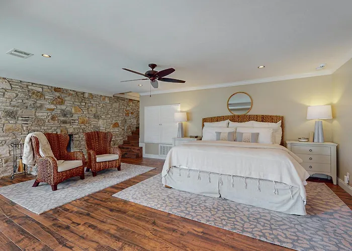 Luxurious Retreat On Lake Lbj: Pool, Hot Tub, Dock