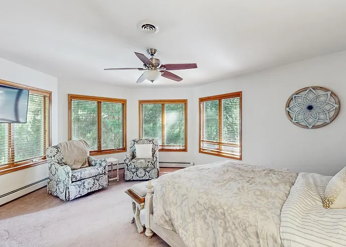 Leaf Peeping & Skiing Nearby! Poconos Getaway