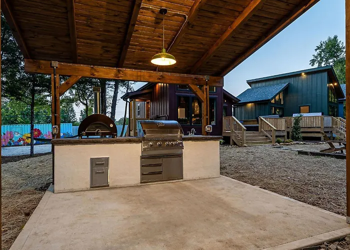 3 Cabins W/ Sauna, Hot Tubs, Pickleball, & Golf!