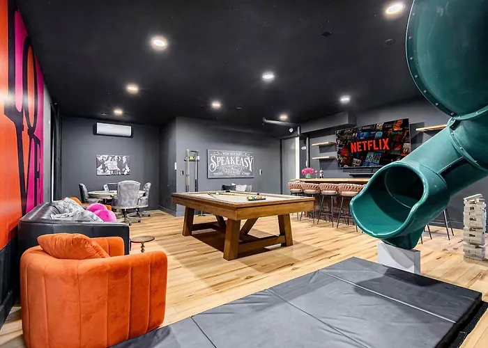 Spacious 6 Bedroom Home With A Heated Salt Water Pool, Theater & Game Room