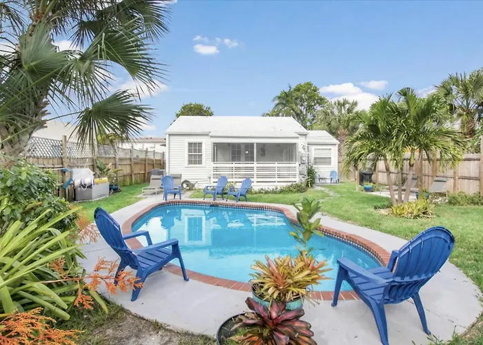 The Peacock Bungalow- Heated Pool & Jacuzzi- 5 Min To Beach!