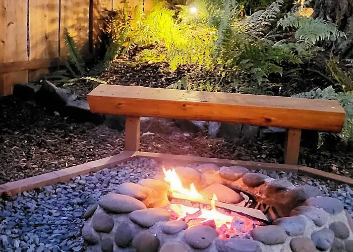 Knotty Shack- Unique Tiny Log Cabin With Hot Tub