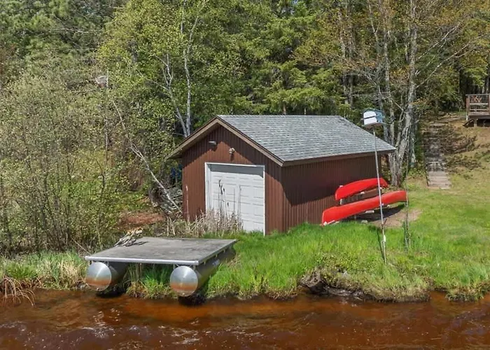 Chain Lake Retreat Holiday Home