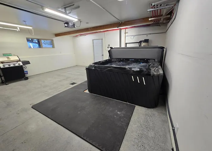 Upper Level Of The Monarch Estate For Group Stays