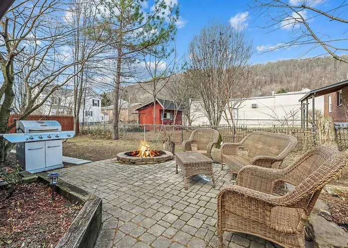 Broadway Cottage - Town, Hot Tub, Fire Pit, Grill, Wifi, Family Friendly, Pet Friendly
